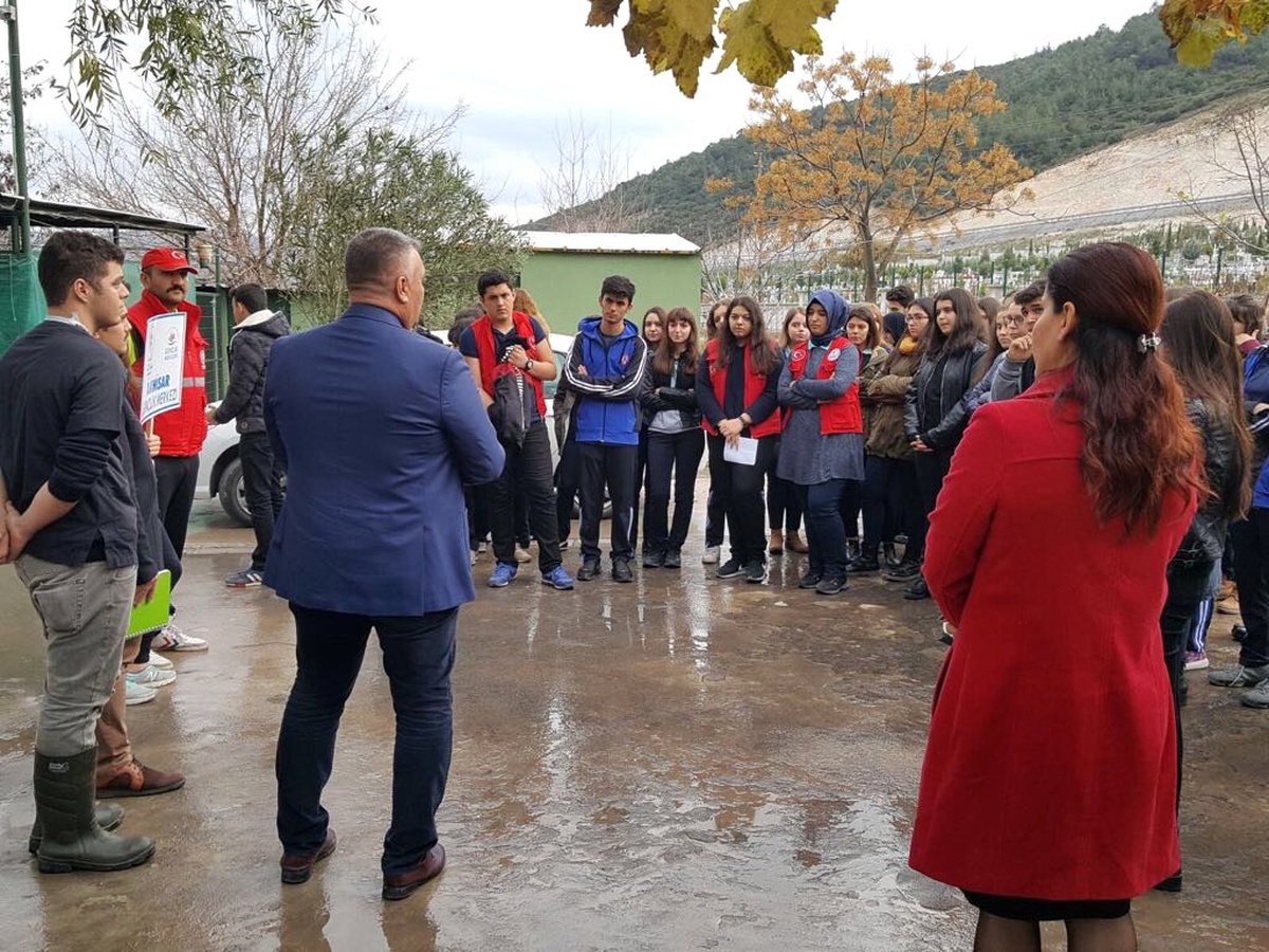 Akhisarlı Gençlerden Barınak Ziyareti