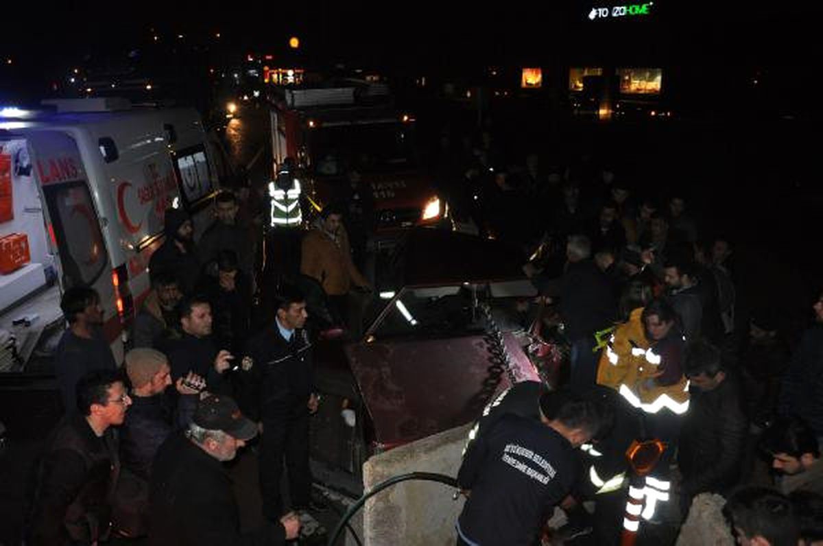 Bariyerlere Çarpan Otomobilde Sıkıştı