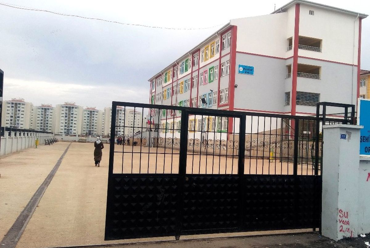 Bıçaklı Öğrenci Okulda Dehşet Saçtı