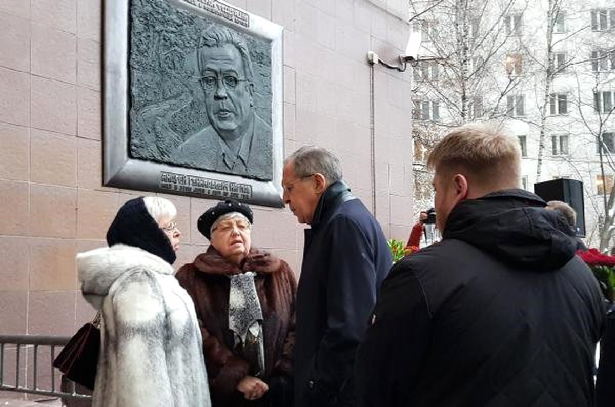 Büyükelçi Karlov\'un Yaşadığı Evin Duvarına Rölyefi Törenle Asıldı