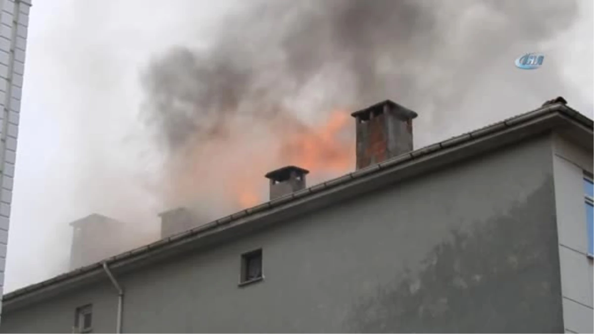 Çatı Yangını Mahalleliyi Sokağa Döktü