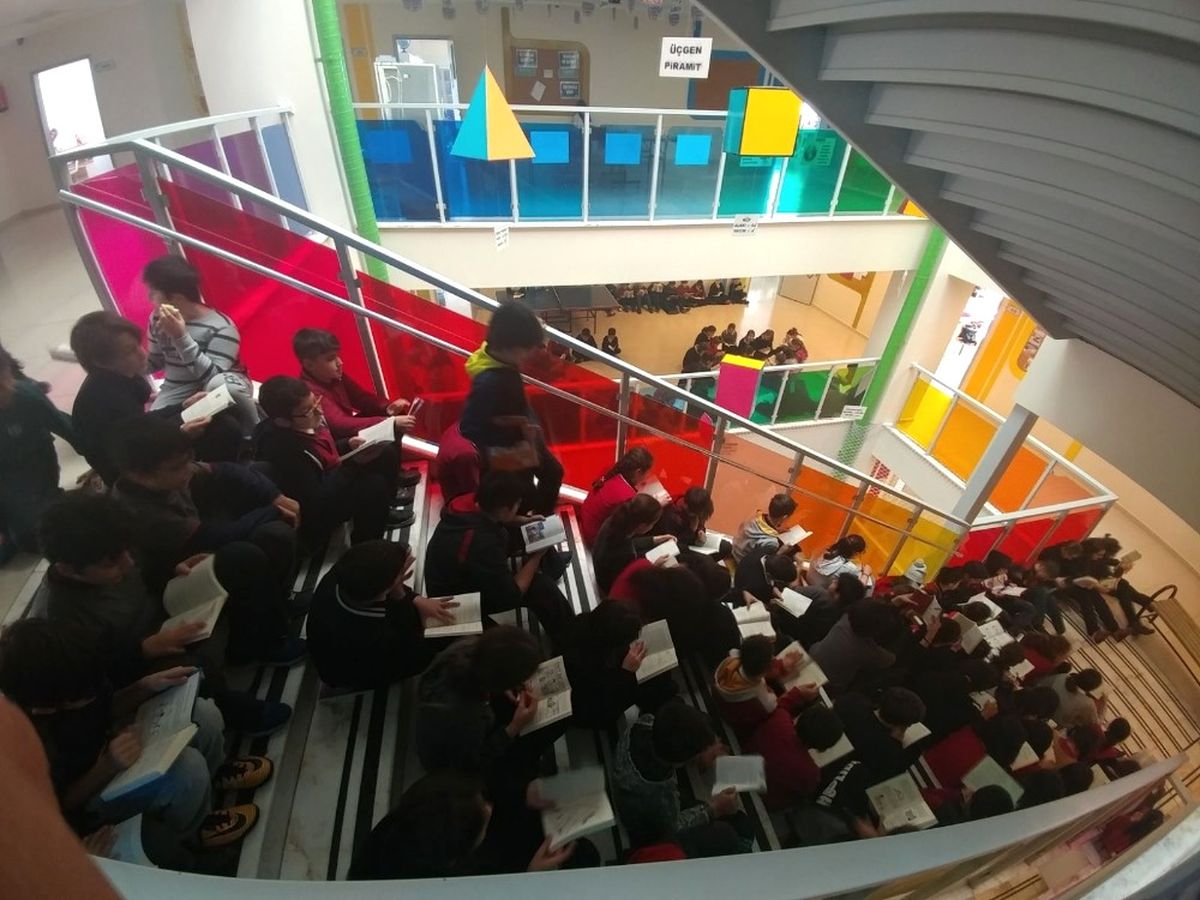 Çınar Kolejinde Kitap Okuma Etkinliği