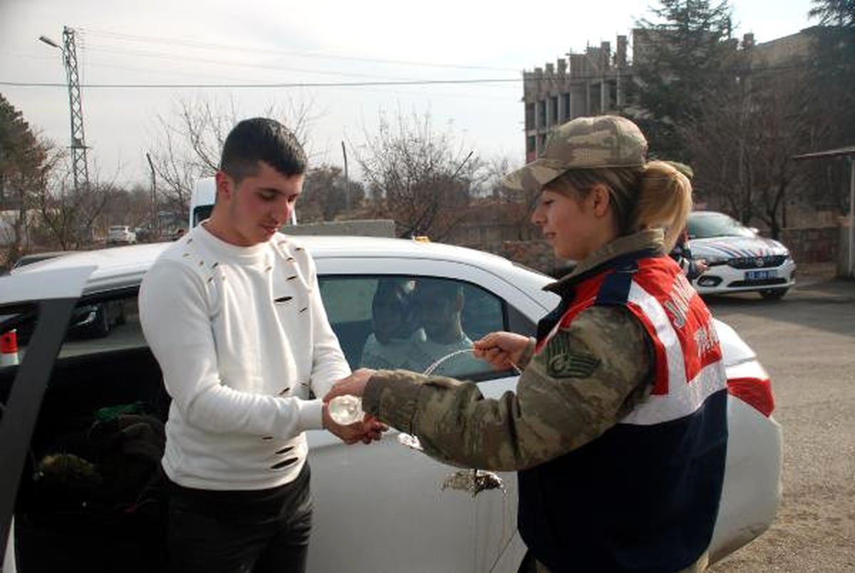 Elazığ\'da Jandarmadan Sürücülere Çikolatalı Uyarı