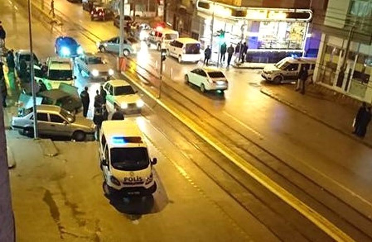 Enerji Direğine ve Araçlara Çarparak Durabildi