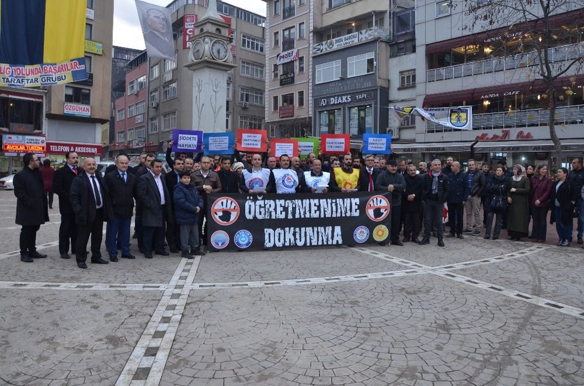 Fatsa\'da Sendikalardan Öğretmen Cinayetine Protesto