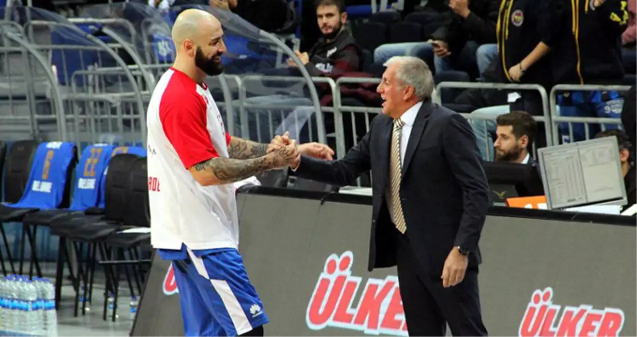 Fenerbahçe Taraftarı Pero Antic\'i Bağrına Bastı