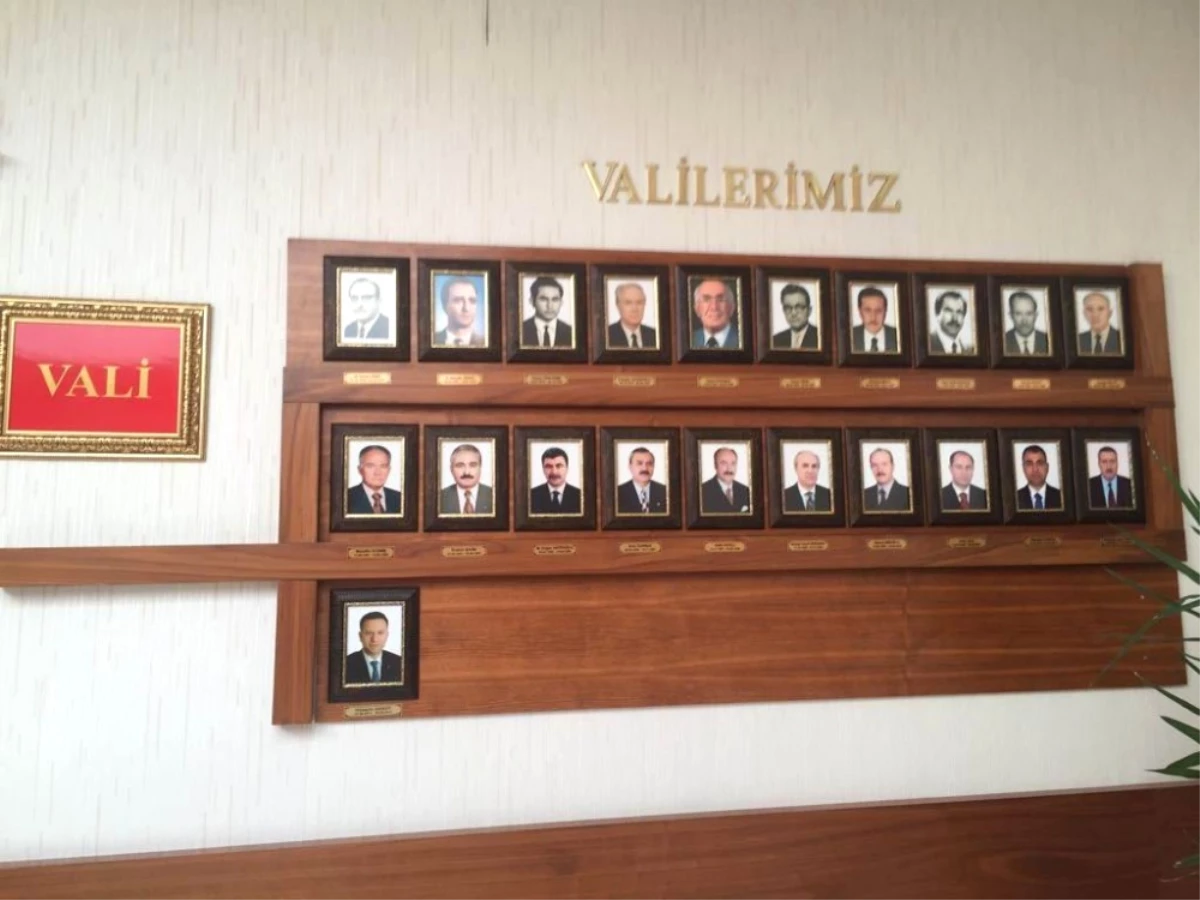 Fetö\'den Tutuklu Hüseyin Avni Mutlu\'nun Fotoğrafı, \'Valilerimiz\' Panosundan Kaldırıldı