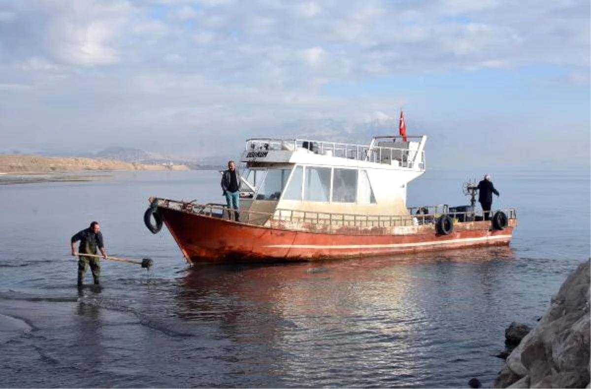 Fırtınanın Getirdiği Kum Yüzünden Balıkçı Tekneleri Limana Yanaşamıyor