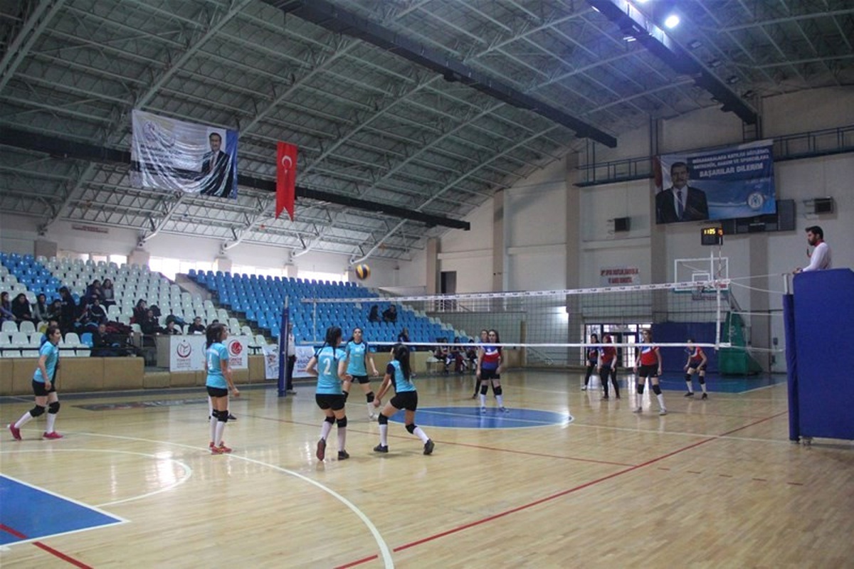 Genç Kızlar Voleybol Müsabakaları Başladı