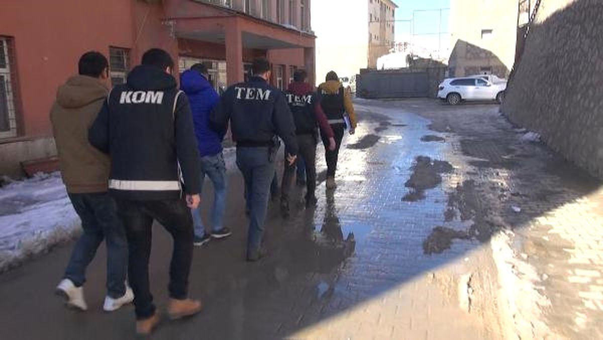 Hakkari\'de Göçmen Kaçakçılığına Yardım Eden 2 Kişi Tutuklandı
