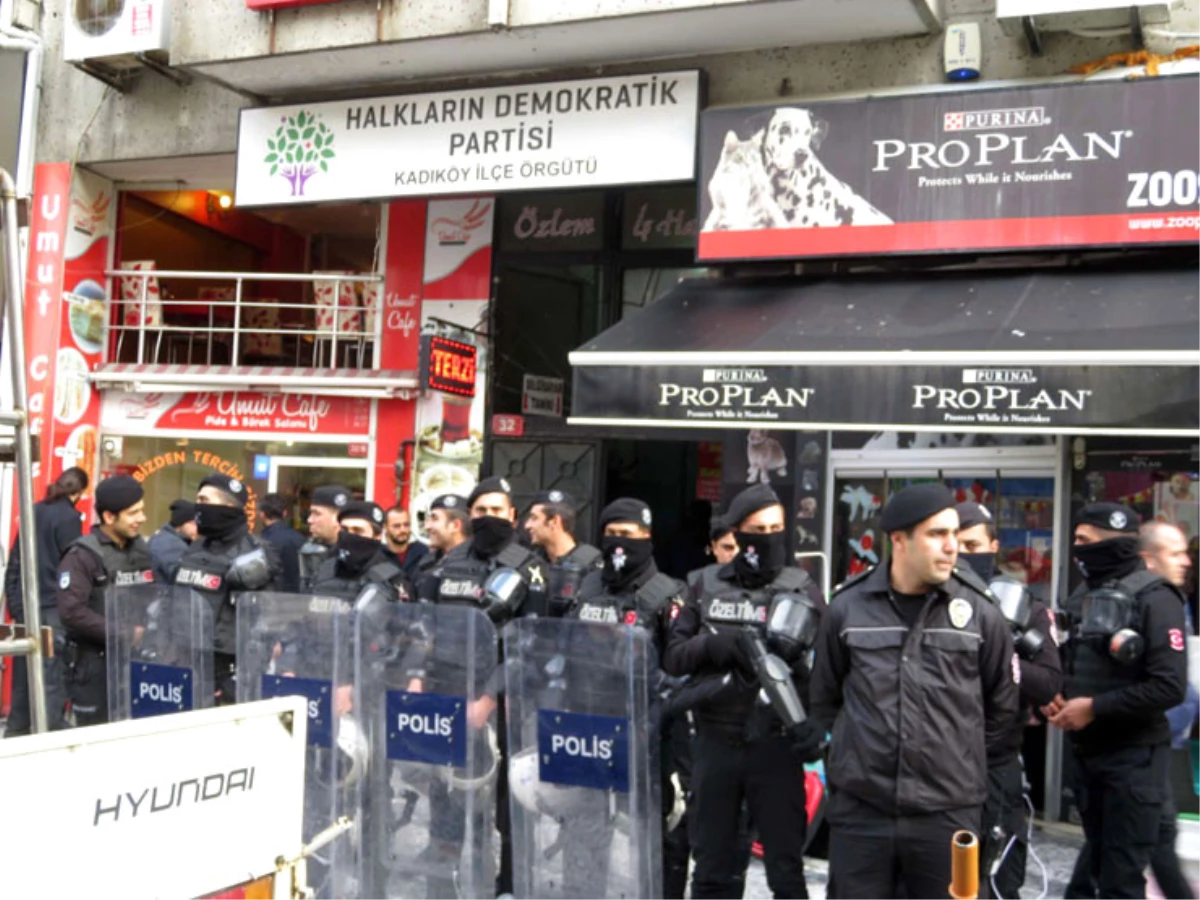 HDP\'nin Kadıköy İlçe Binasına Polis Operasyonu: 1 Gözaltı