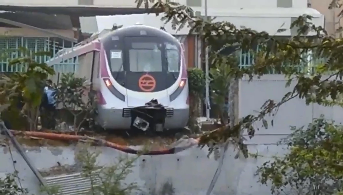 Hindistan\'da Sürücüsüz Metro Duvara Çarptı