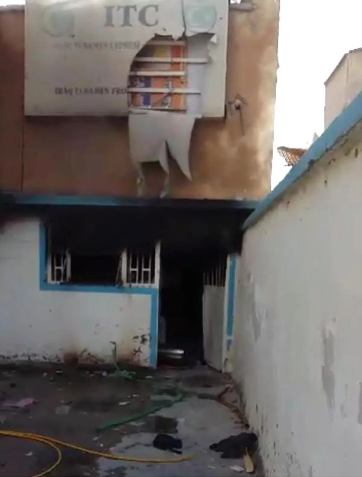 Irak Türkmen Cephesi Binası Protestocular Tarafından Kundaklandı