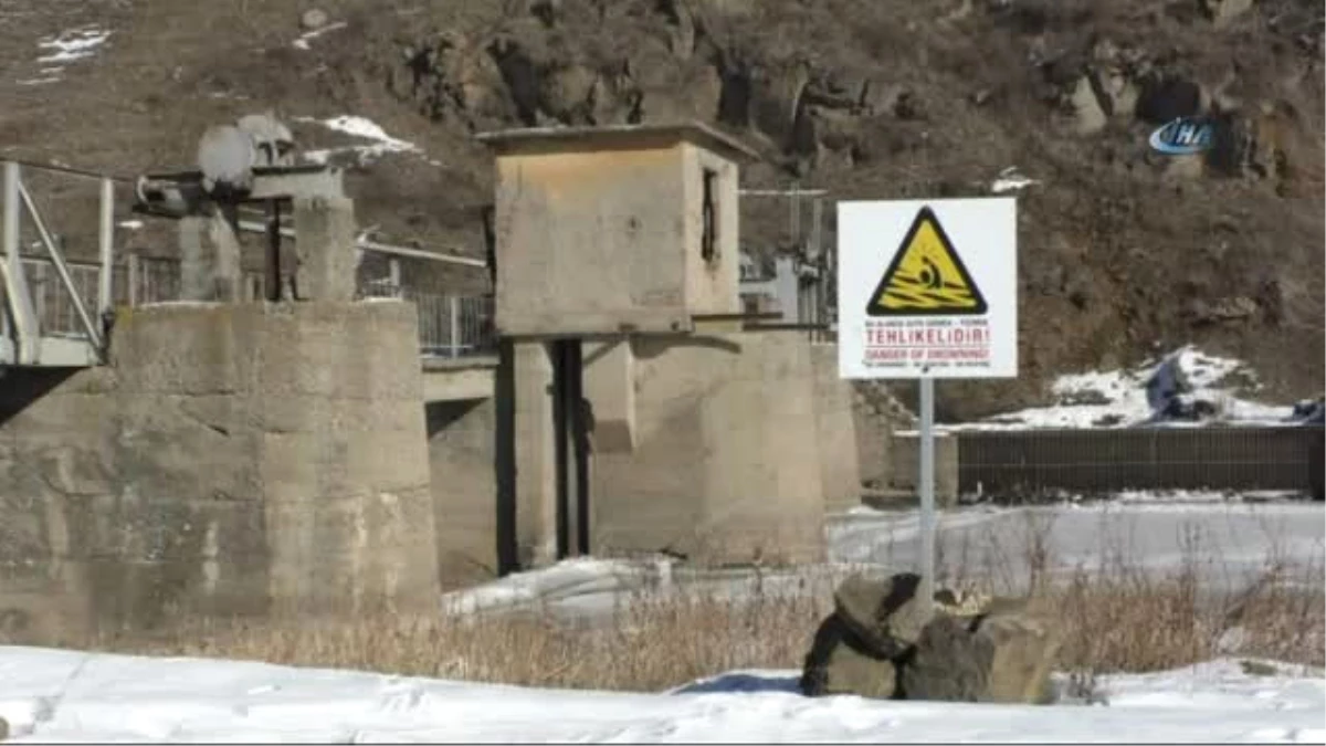 Kars\'ta Hidro Elektrik Santrali Barajı Dondu