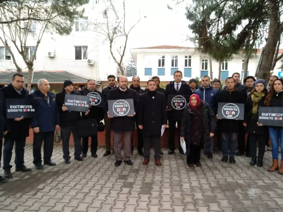 Lapseki\'de Okul Müdürü Ayhan Kökmen\'in Öldürülmesi Tepki Gösterildi