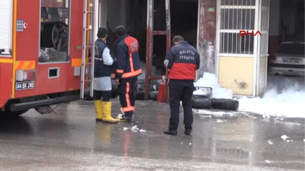 Malatya\'da Otomobilin Lpg Tankı Patladı 3 Yaralı
