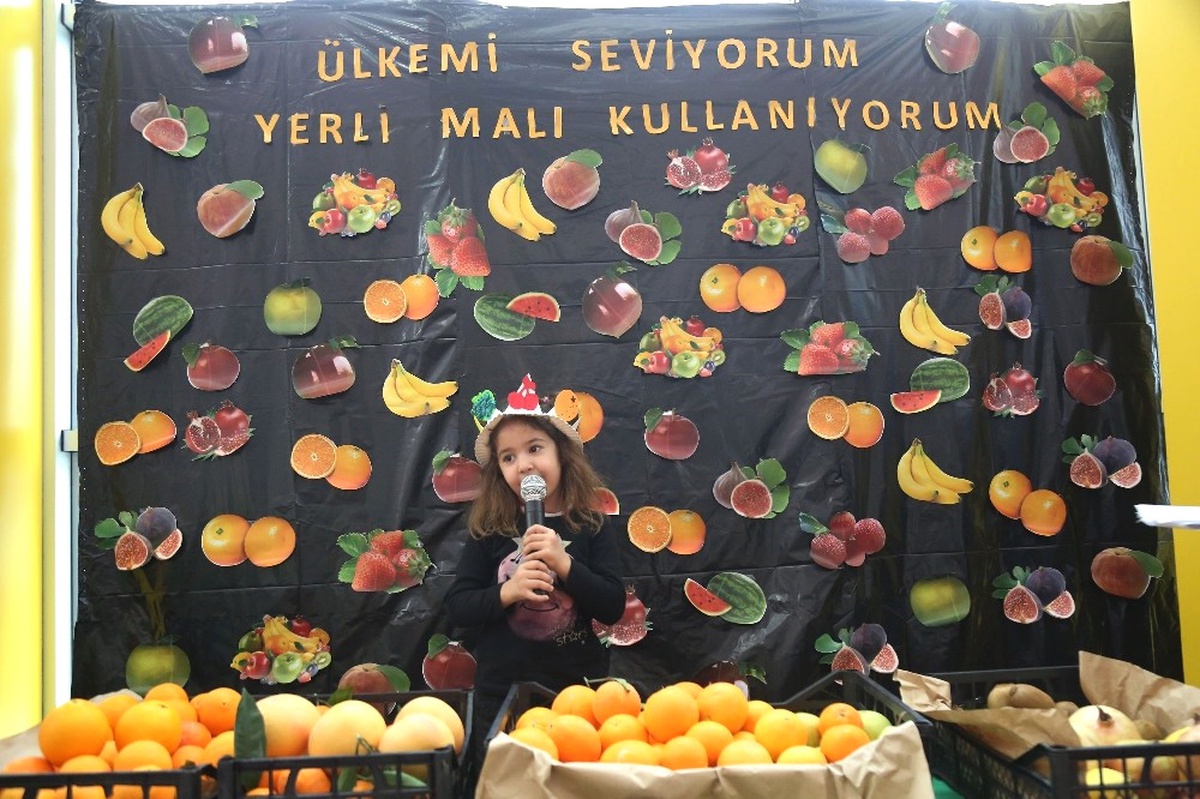Minik Öğrenciler Yerli Malı Haftası\'nı Defile ve Pazar Kurarak Kutladı