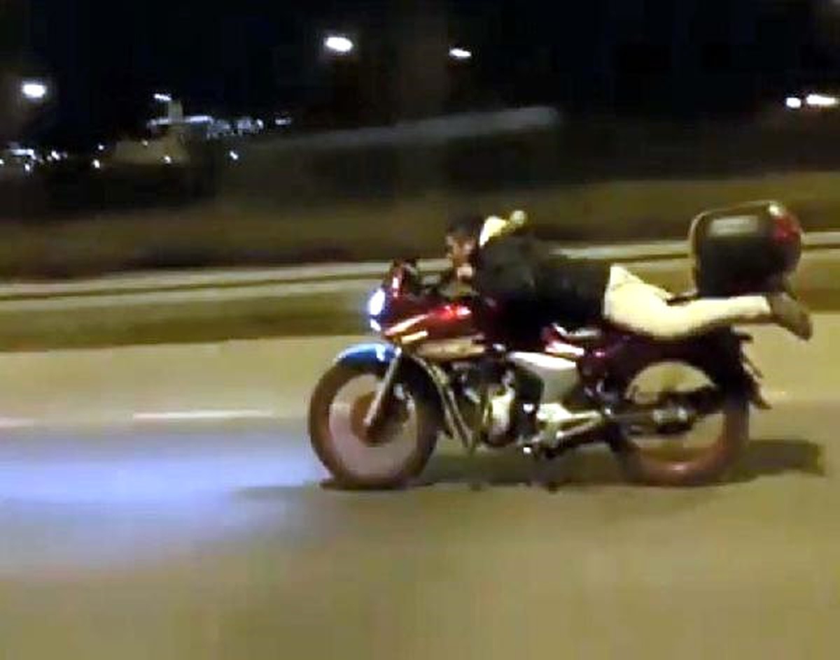 Motosikleti Yüzüstü Uzanarak Dakikalarca Kullandı