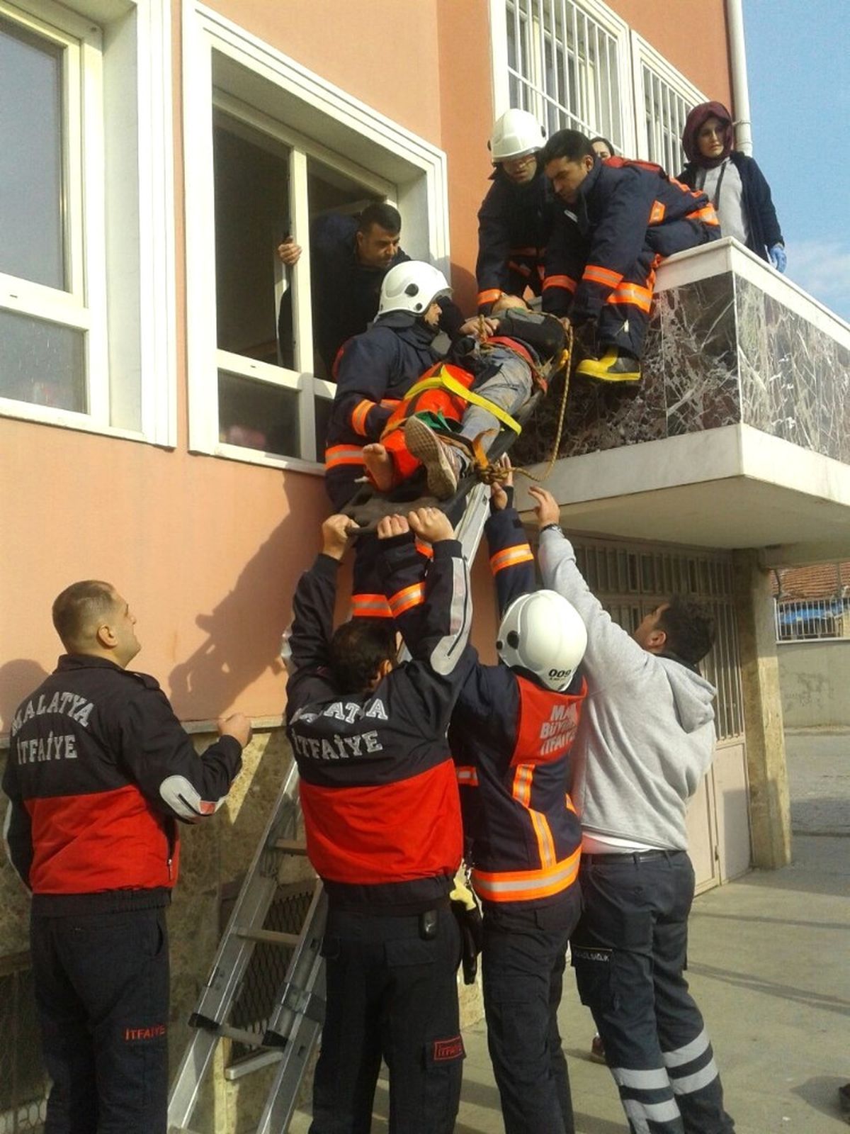 Okulda Camdan Düşen Öğrenci Yaralandı