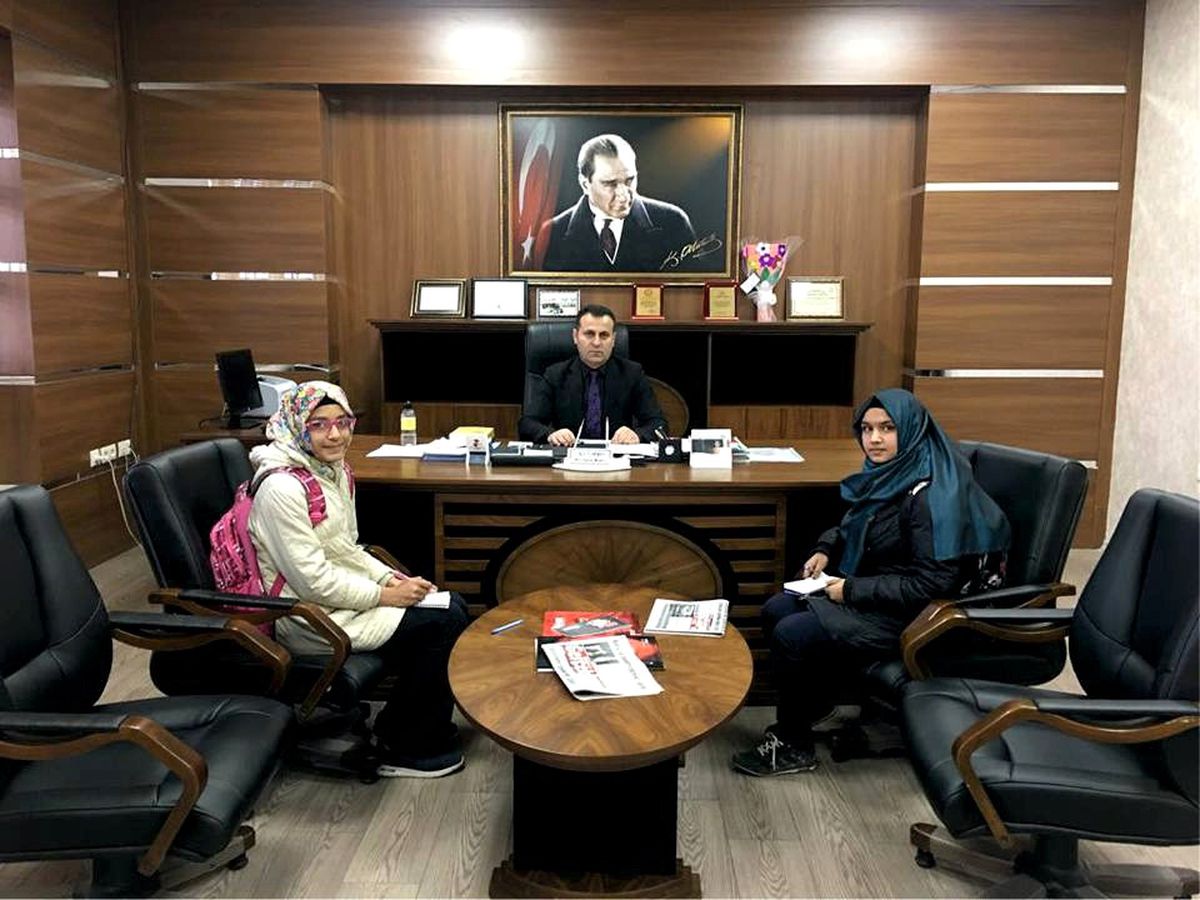 Ortaokulu Öğrencileri Müdür Tünçmen ile Röportaj Yaptı