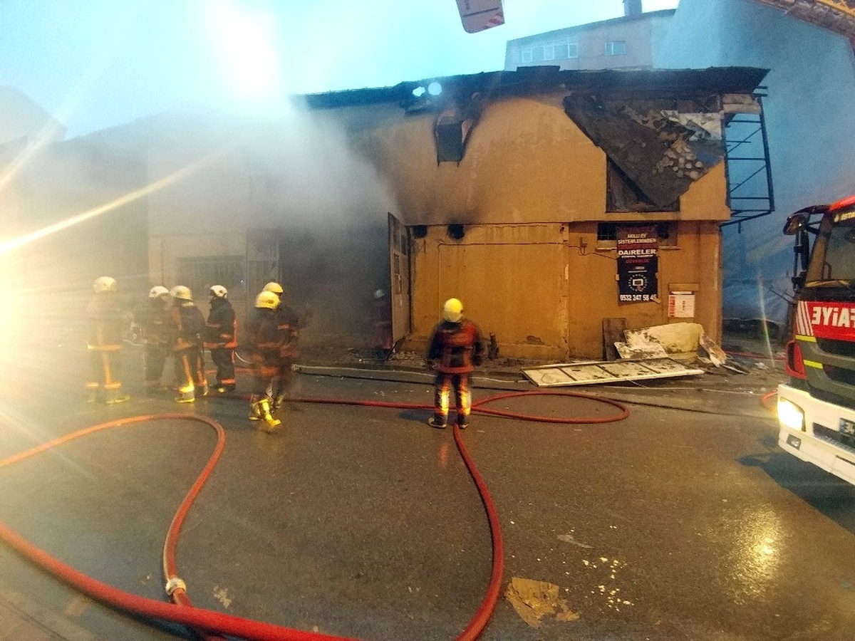 Yangında Mahsur Kalan Yavru Kedi İtfaiye Ekipleri Tarafından Kurtarıldı