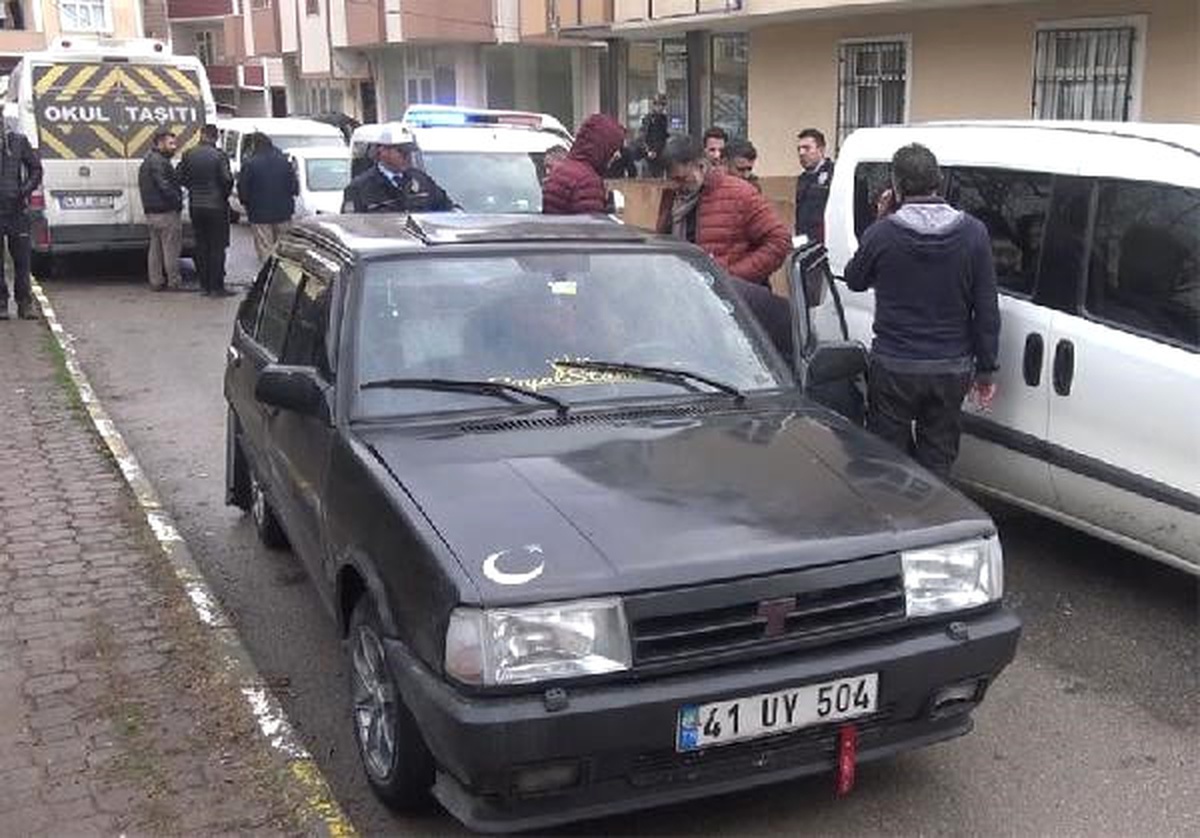 Polisten Kaçan Şüphelilerin Otomobilinden Uyuşturucu Çıktı
