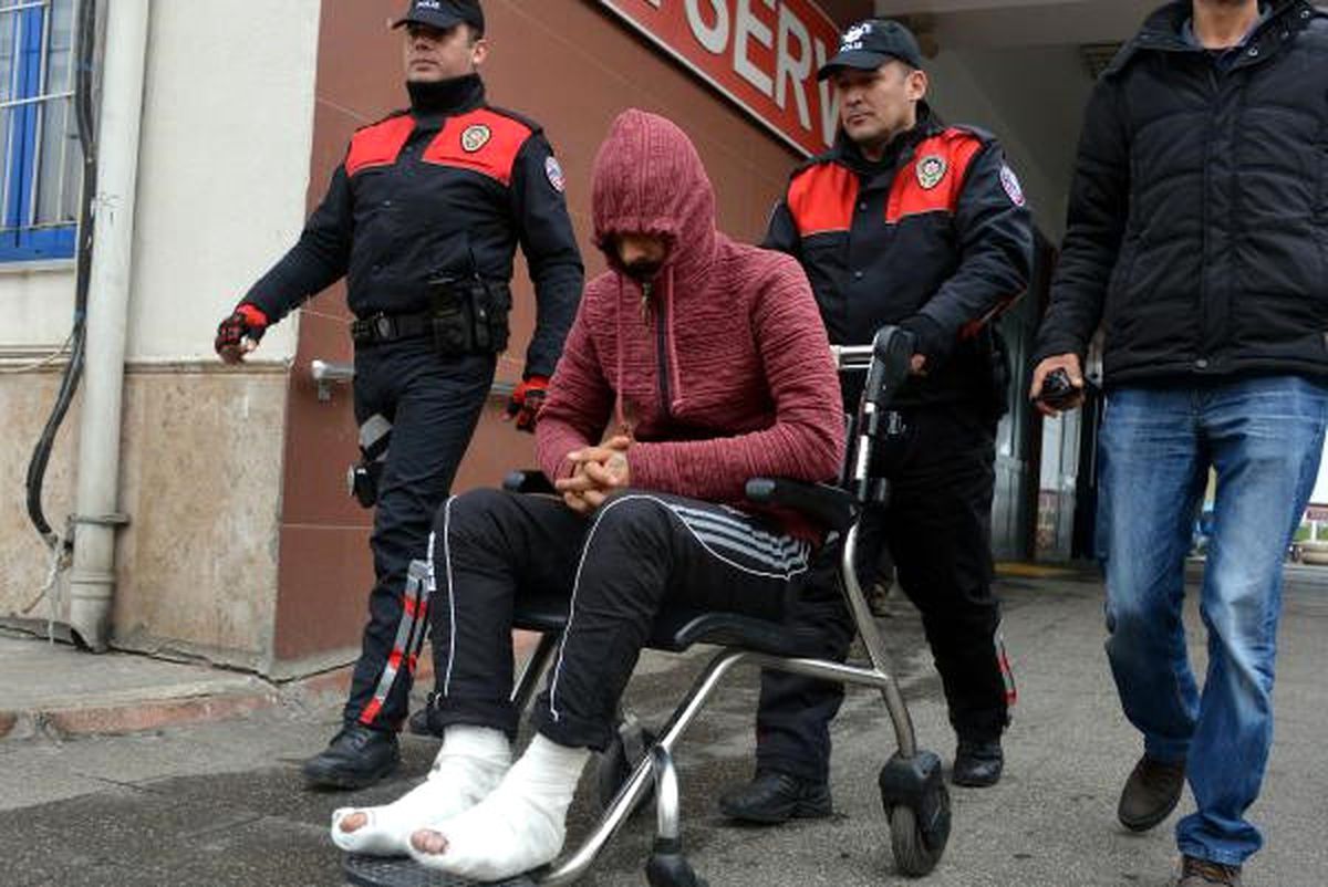 Polisten Kaçarken 2\'nci Kattan Atlayan Şüphelinin Ayakları Kırıldı