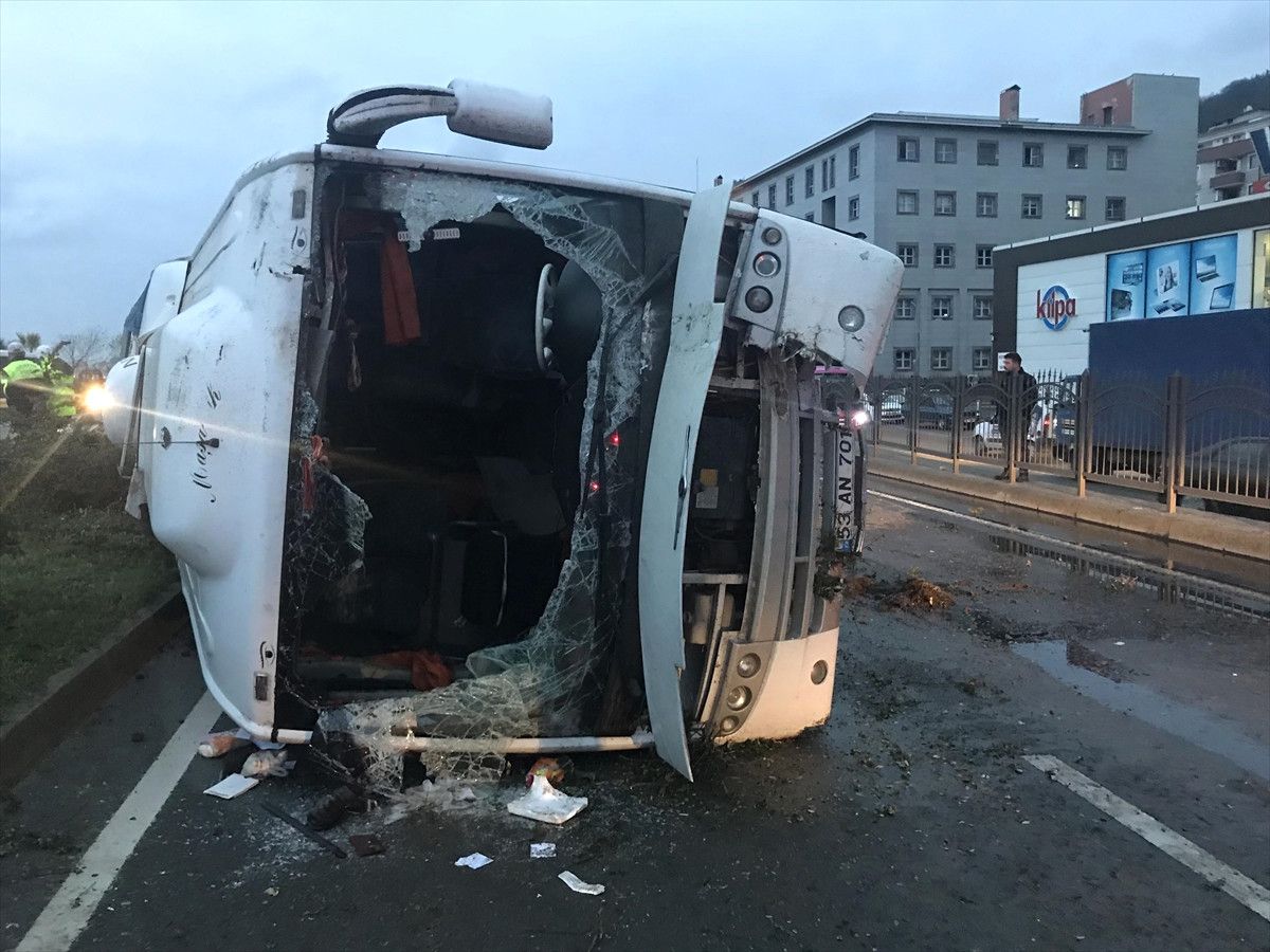 Rize\'de Midibüs Devrildi: 6 Yaralı