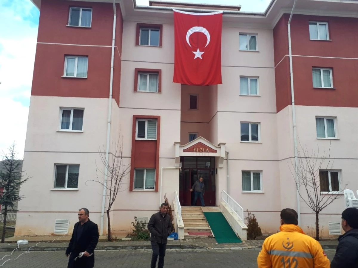 Şehit Polisin Başkent\'teki Evine Ateş Düştü