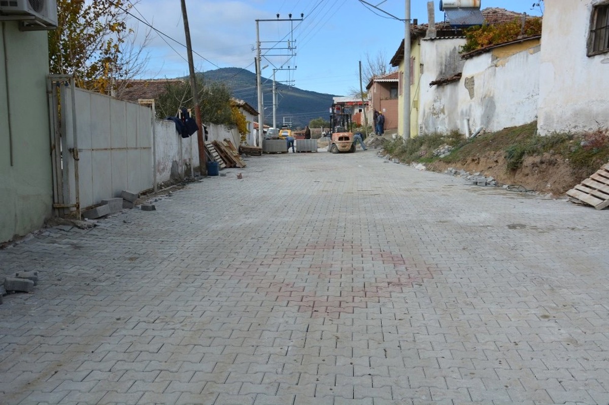 Şehzadeler\'de 65 Bin Metrekare Parke Taşı Döşendi