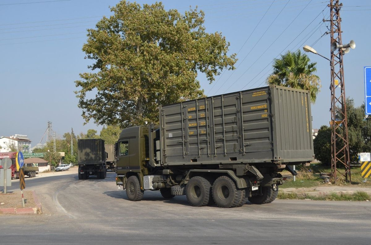 Sınıra Askeri Sevkiyat Sürüyor