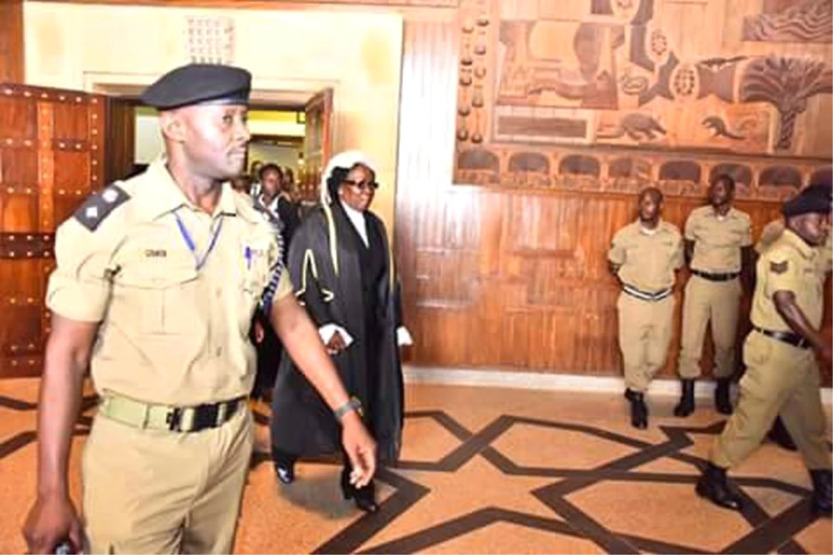 Uganda\'da Ordu Parlamentoyu Bastı