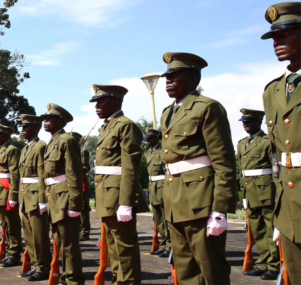 Uganda\'da Ordu Parlamentoyu Bastı