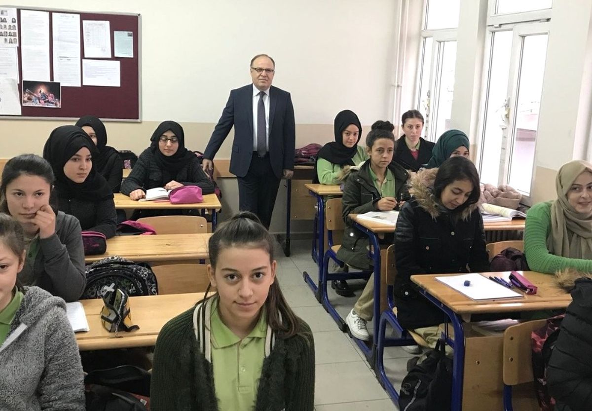 Vali Tutulmaz\'dan Öğrencilere "Haftada Bir Kitap Okuyun" Tavsiyesi