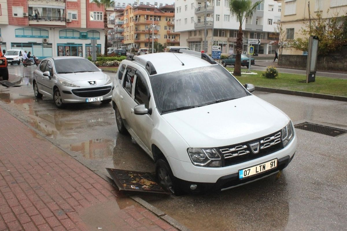 Vatandaşın Kimseye Sormadan Açtığı Rögar Kapağı Kazaya Sebep Oldu
