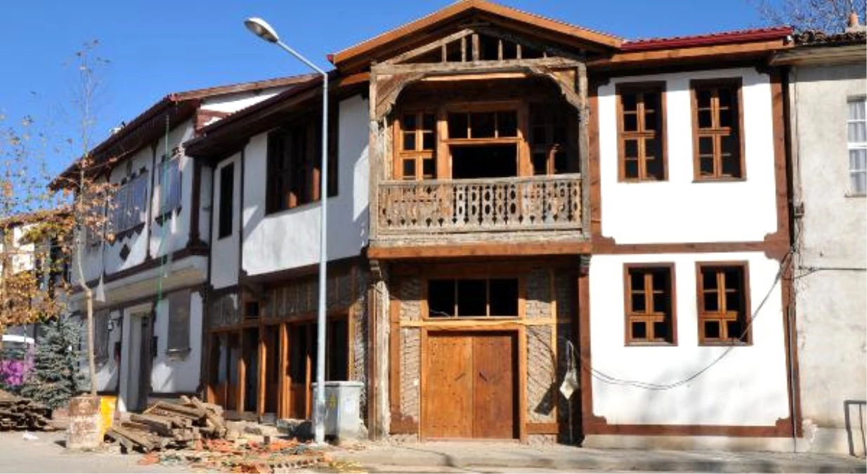 Zile\'de Tarihi Evler Restore Ediliyor
