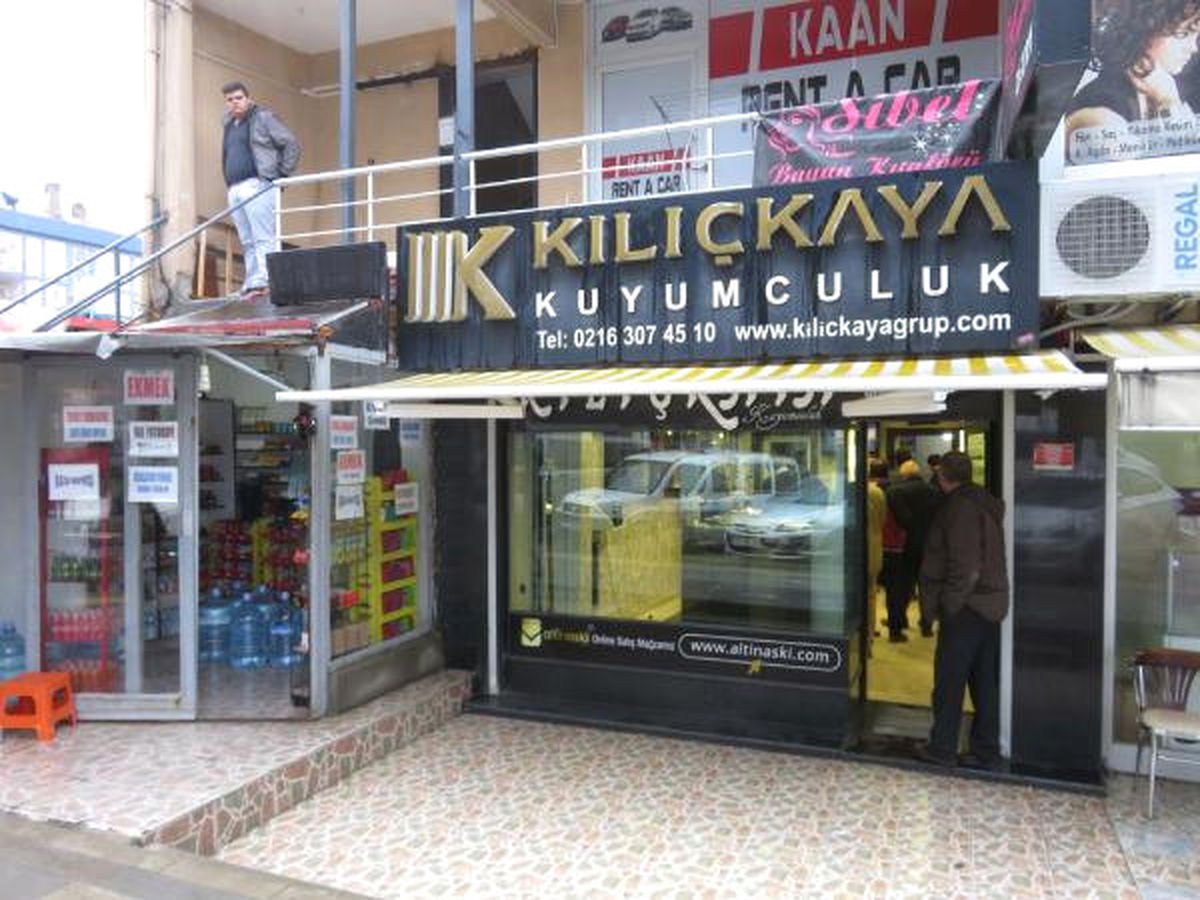 3.5 Saat Uğraşıp Duvarı Delen Hırsızların Planını Bekçi Bozdu