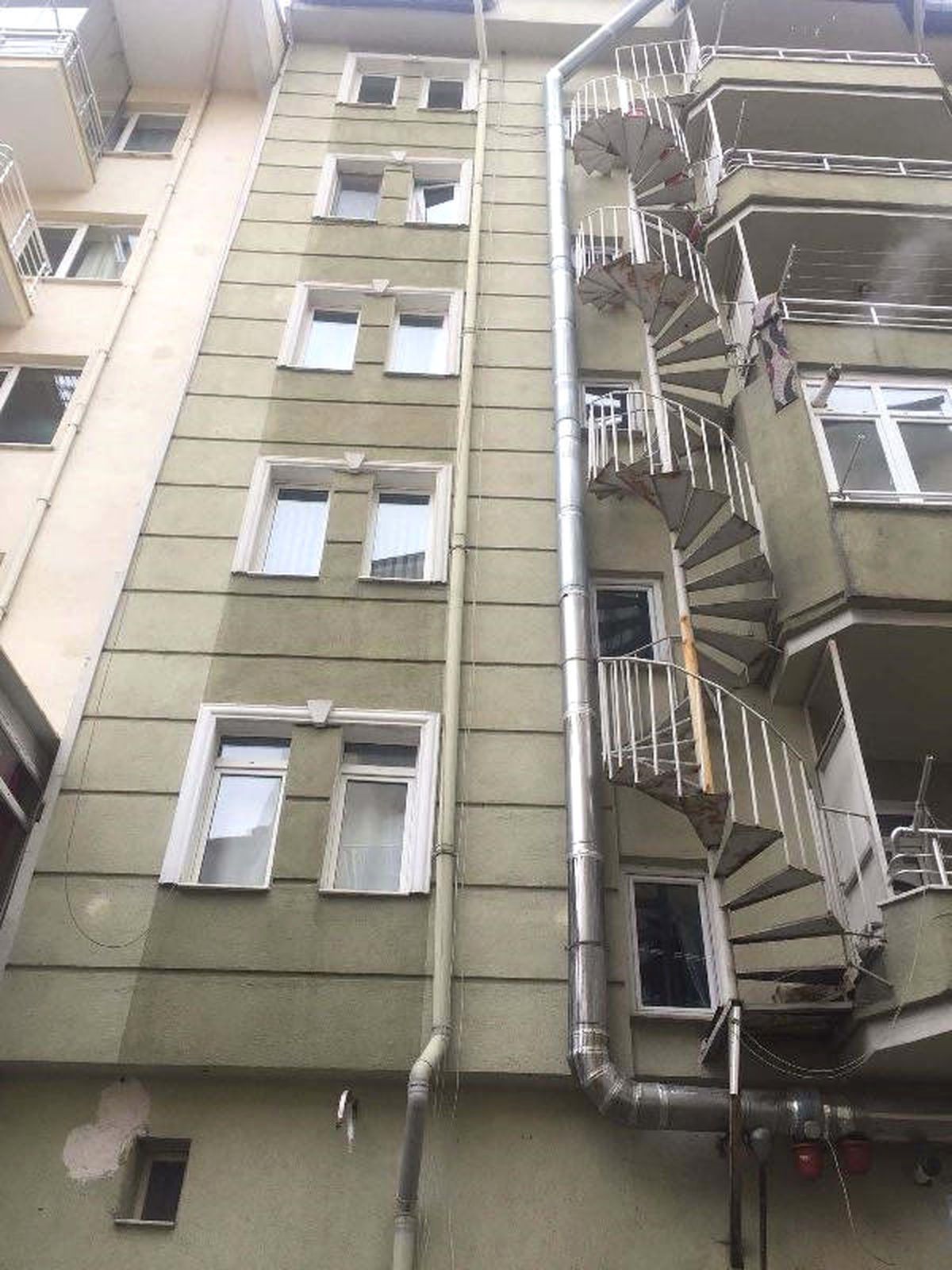 4\'üncü Kattan Atlayan Genç Öldü