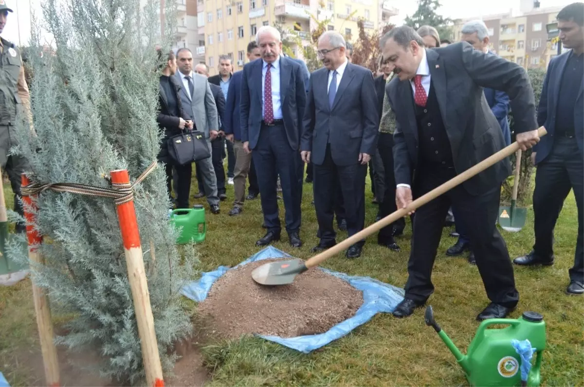 Bakan Eroğlu: "Tarlasına Damlama ve Yağmurlama Borusu Çekmeyene Su Yok"