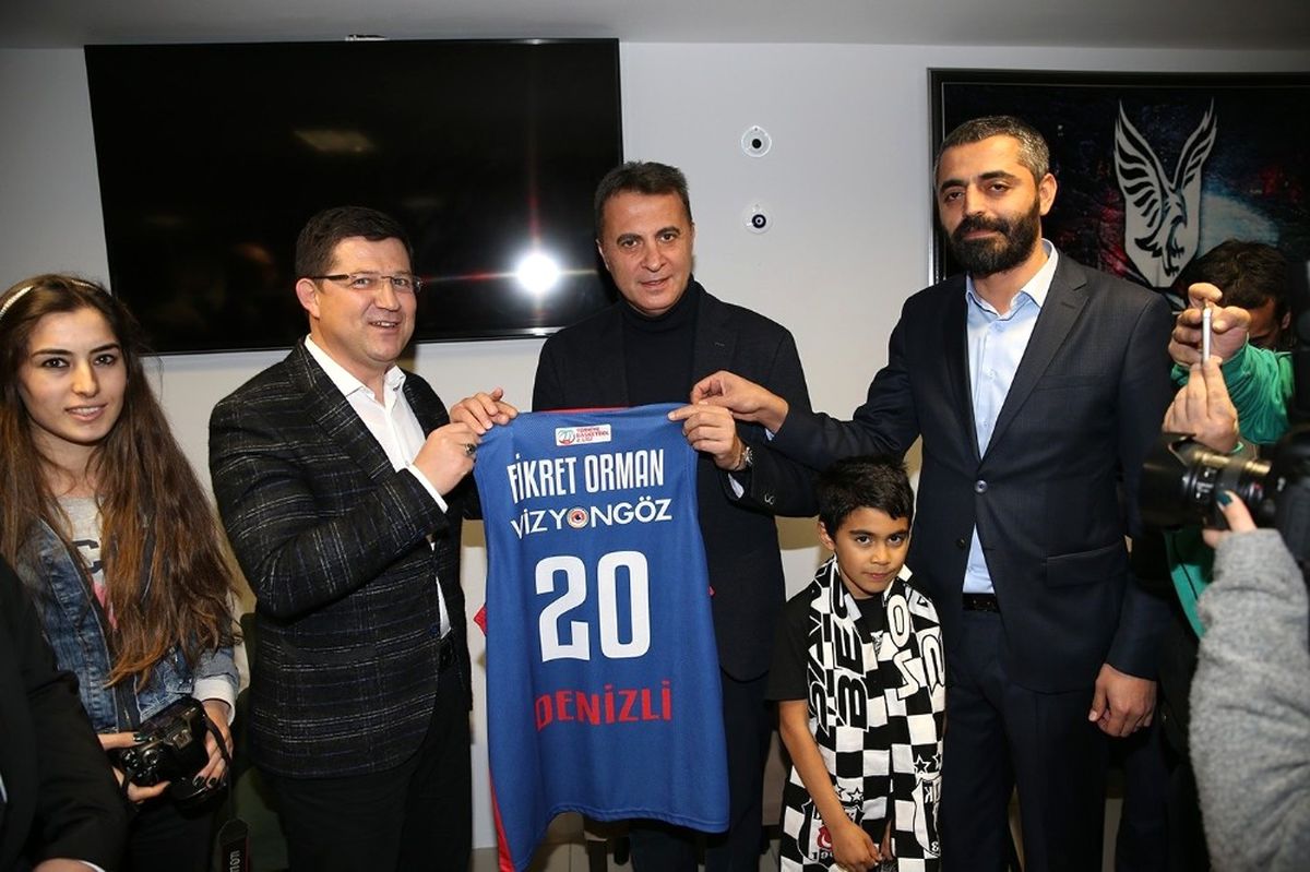 Başkan Subaşıoğlu\'ndan, Fikret Orman\'a 20 Numaralı Forma Hediyesi