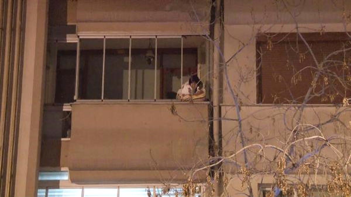 Battaniyeye Sarınarak Şüpheli Valiz İmhasını İzledi