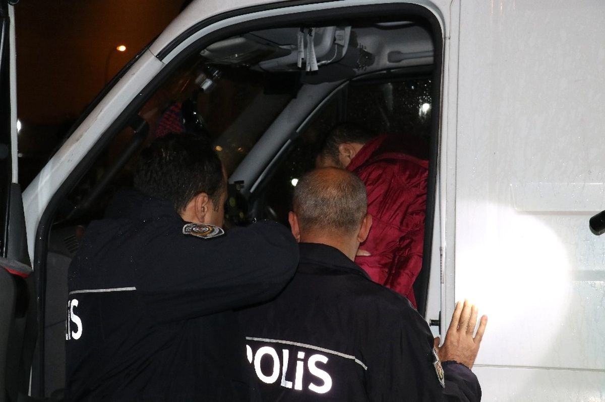 Bıçaklanan Şahıs Aracına Binip Kaçarak Canını Son Anda Kurtardı