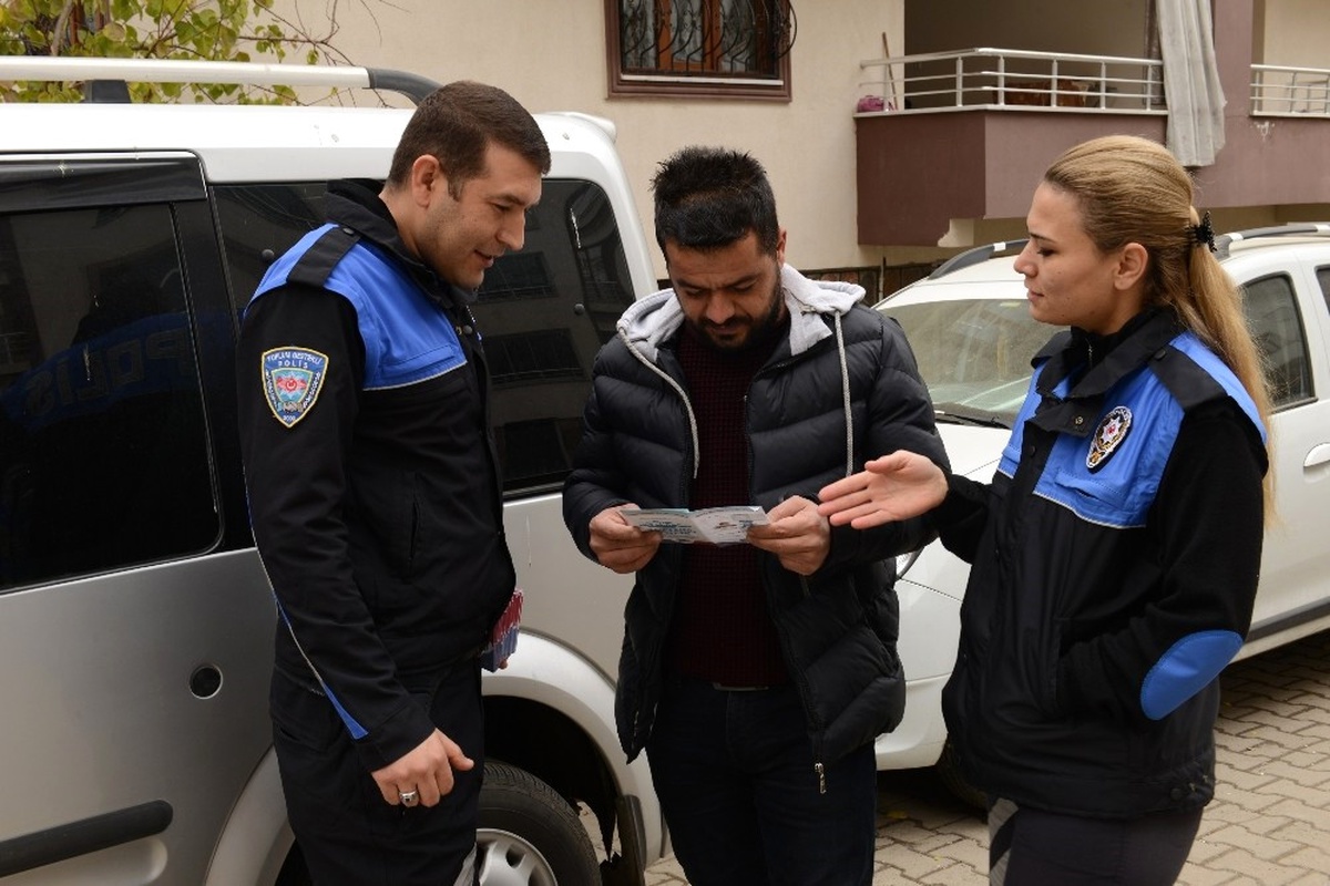 Bingöl\'de Polisler, Vatandaşı Broşürle Uyardı