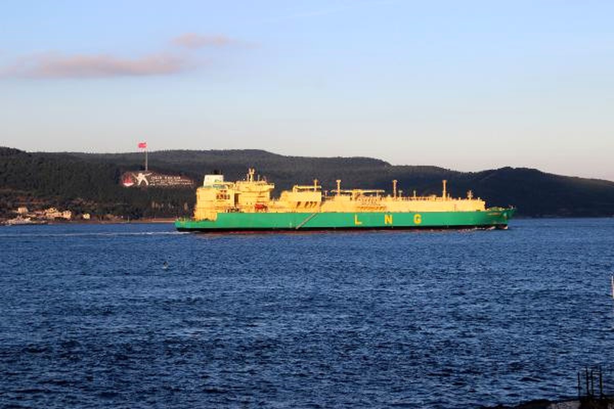 Çanakkale Boğazı\'ndan Doğal Gaz Tankeri Geçti