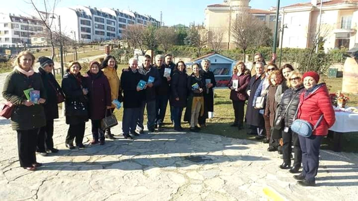CHP\'li Kadınlardan Parklara Kitaplık