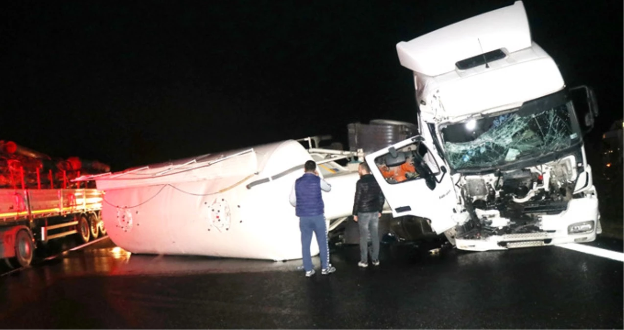 Çimento Kamyonuyla Kurtarıcı Vinç Çarpıştı: 10 Kilometre Kuyruk Oluştu