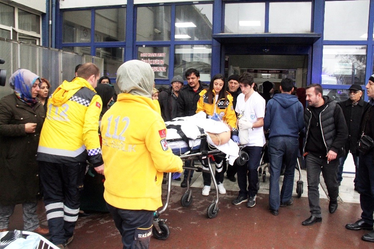 Evinin Çatısını Onarmak İsterken Yere Düşen Şahıs Ağır Yaralandı