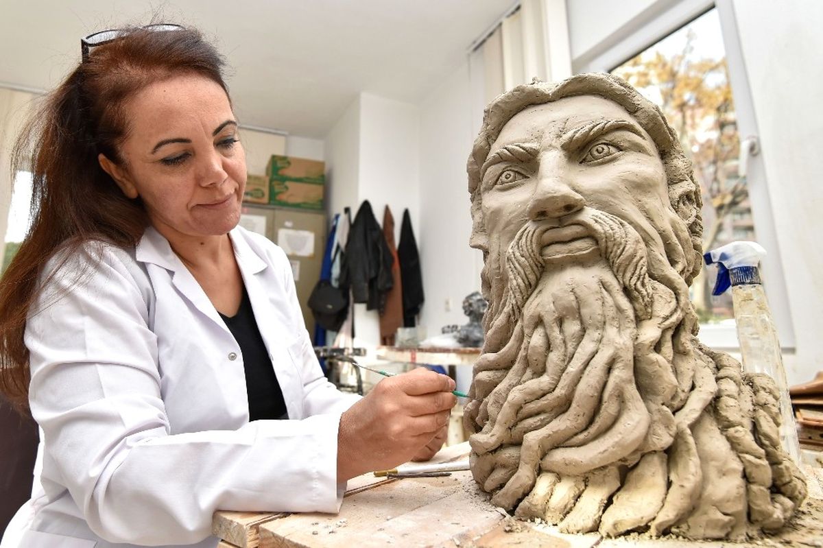 Falezler Üzerinde Heykel Çalışıyorlar