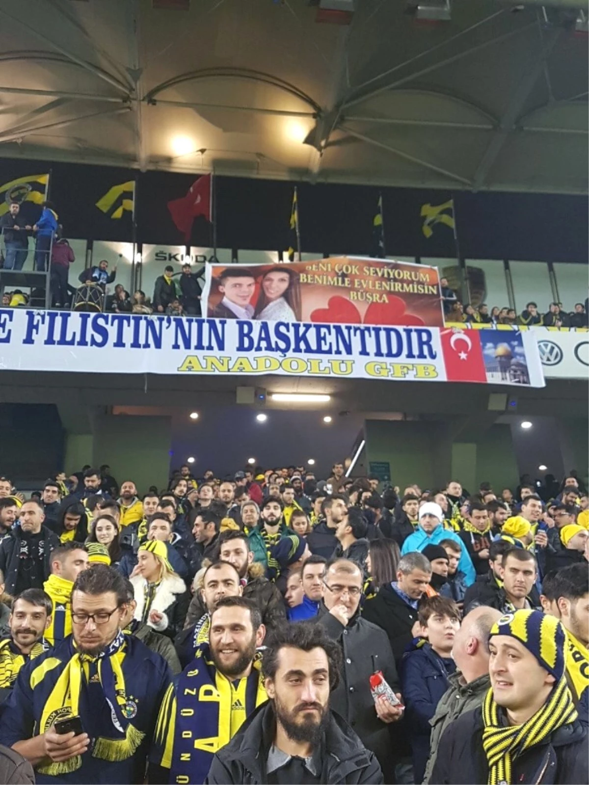 Fenerbahçe Tribünlerinde Sürpriz Evlenme Teklifi