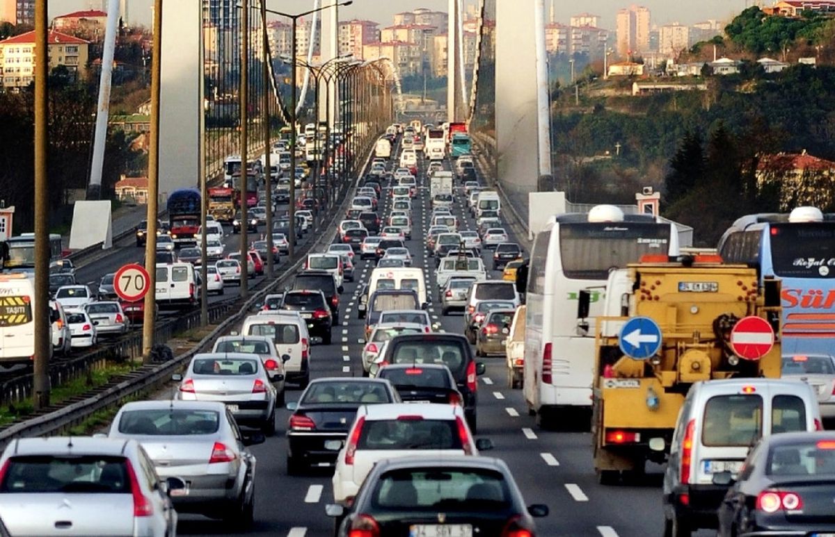Haftada 9 Saat Trafikte Geçiyor